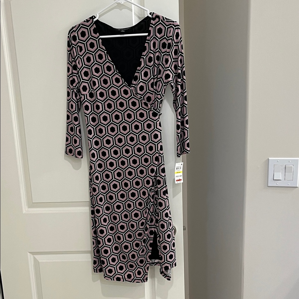 Elegant Long Sleeve Geometric Dress INC . Has a ruched side along with a slit.